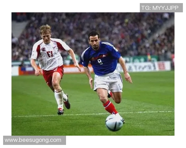 昔日绿茵传奇重聚老足球明星合影留念共忆辉煌岁月 昔日绿茵传奇重聚老足球明星合影留念共忆辉煌岁月