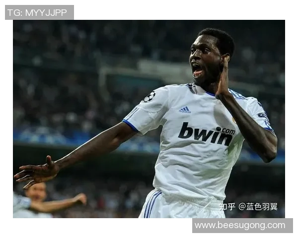 碧眼足球明星的传奇故事与成就揭秘